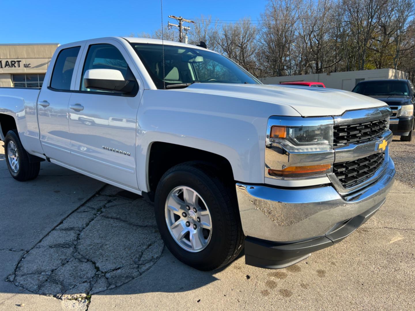 2017 White /Gray Chevrolet Silverado 1500 LT (1GCRCREC7HZ) with an 5.3L V8 engine, Automatic transmission, located at 4520 Airline Hwy, Baton Rouge, LA, 70805, (225) 357-1497, 30.509325, -91.145432 - 2017 Chevy Silverado Double Cab 5.3 V8 Gas, 6 1/2 Ft Bed, 187K Miles, Power Windows, Locks & Mirrors, Backup Camera. NO IN HOUSE FINANCING. FOR INFO PLEASE CONTACT JEFF AT 225 357-1497 CHECK OUT OUR A+ RATING WITH THE BETTER BUSINESS BUREAU WE HAVE BEEN A FAMILY OWNED AND OPERATED BUSINESS AT THE SA - Photo#3